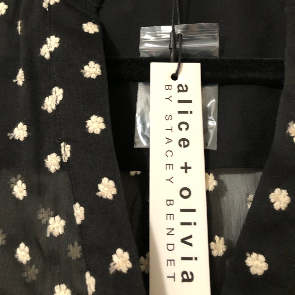 NWT: ALICE + OLIVIA Sheila Georgette Top - Picture 7 of 11